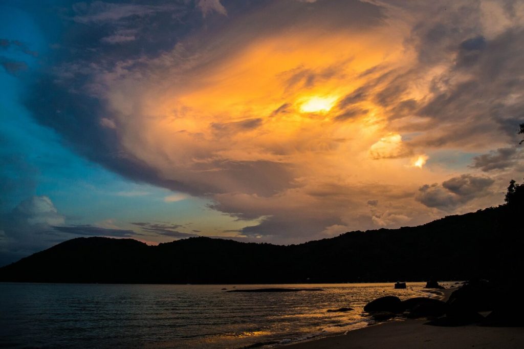 Por de sol Praia de Aventureiro
